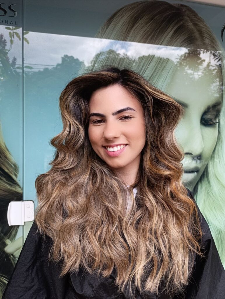Cliente com mechas e ondas feitas no Dannilo Cabeleireiro, Água Verde, Blumenau