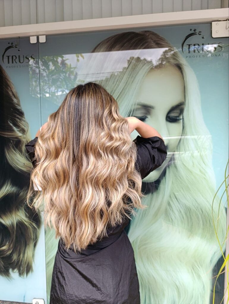 Ondas com mechas no Dannilo Cabeleireiro
